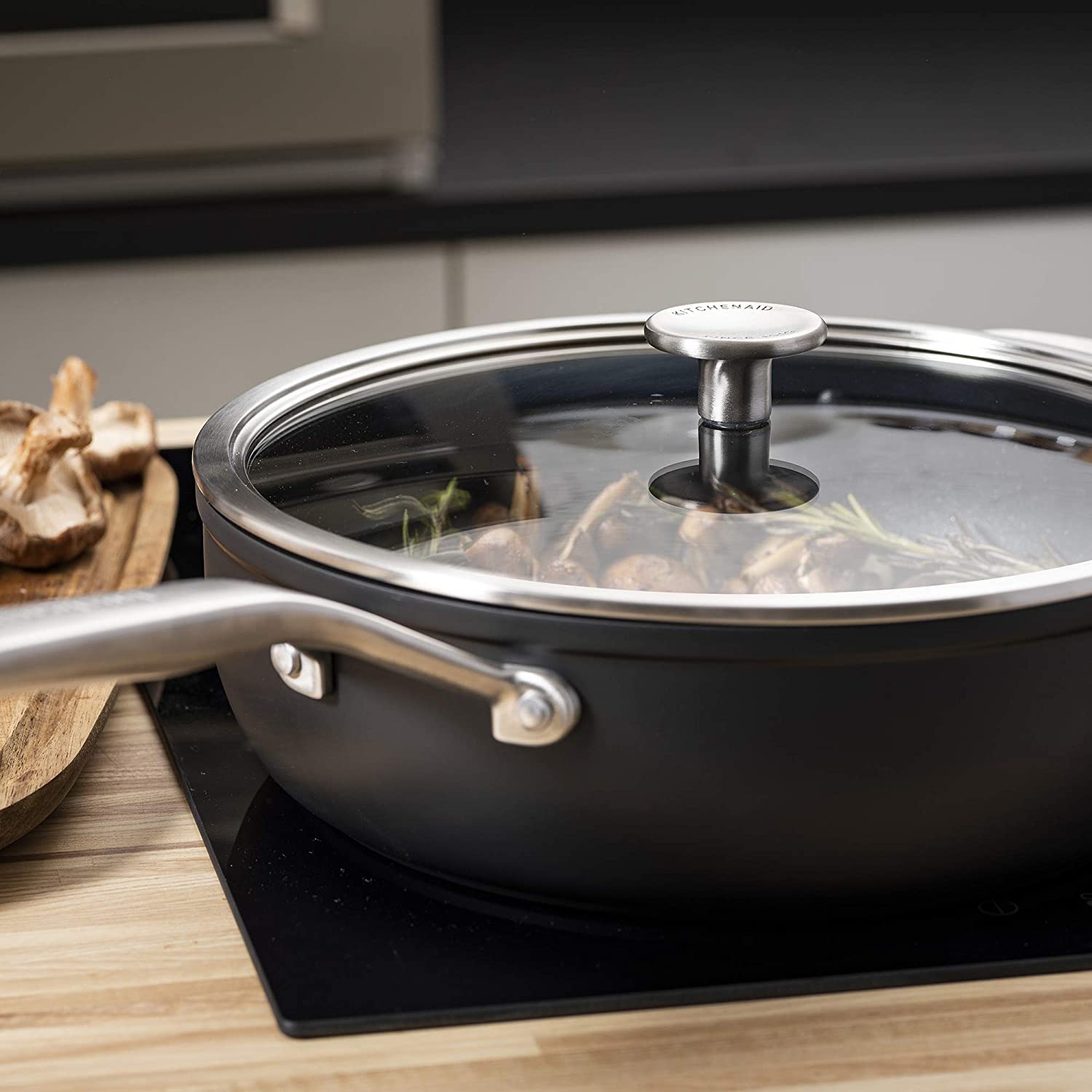 sauteuse-kitchenaid-forg-e-aluminium-durci-28-cm-4-6-l-avec-couvercle-antiadh-si image 2