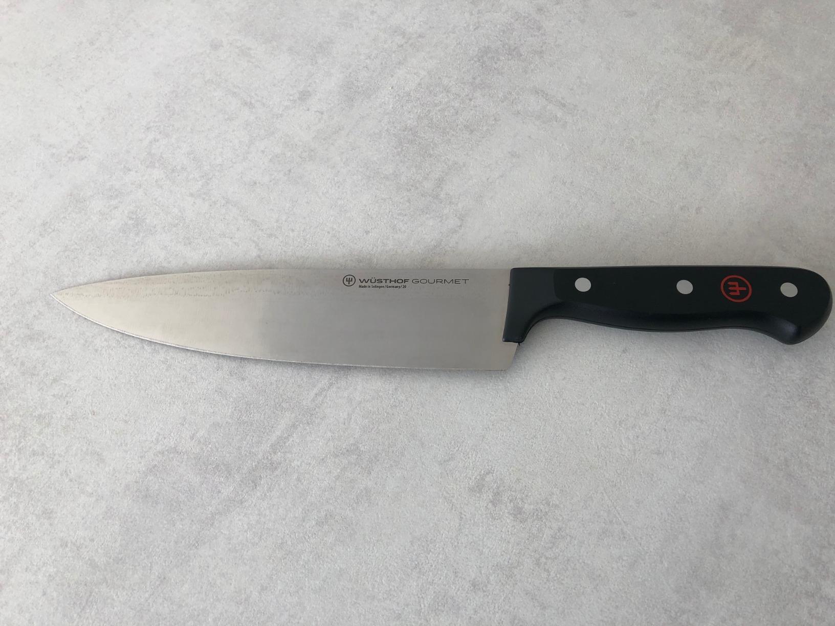Très bon couteau mais un peu léger